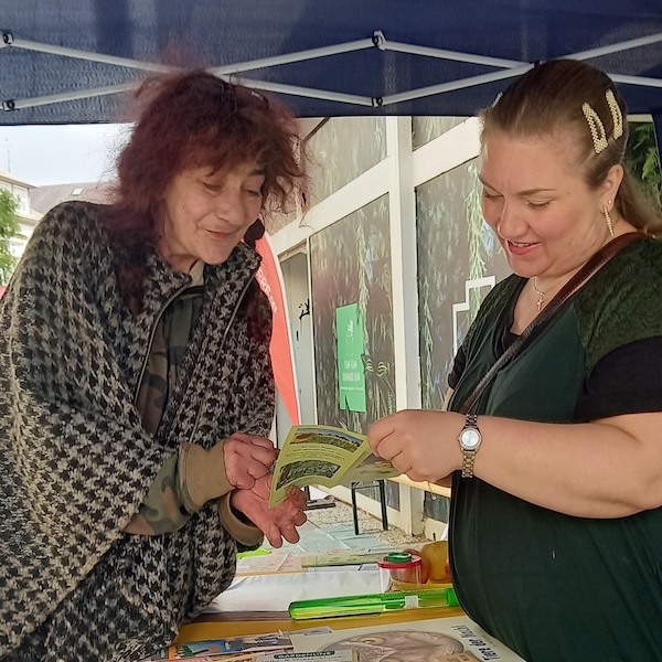 Christina Rissmeyer im Gepräch mit einer interessierten Bürgerin